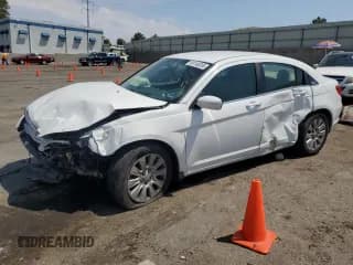 ✅ 2013 Chrysler 200 LX • VIN: 1C3CCBAG0DN727213 • Лот: 69148395. Опубликован ранее на Copart с пробегом 119 448 миль. Бесплатный доступ к архиву аукционных продаж из США и подробный отчёт об истории автомобиля на DreamBid. Изображение 1.