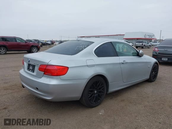 ✅ 2012 BMW 3 Series 328i xDrive • VIN: WBAKF5C5XCE657579 • Lot: 43825877. Wystawiony na IAAI z przebiegiem 174 057 mil. Bezpłatny archiwum sprzedaży aukcyjnych z USA i szczegółowy raport historii pojazdu na DreamBid. Zdjęcie 4.
