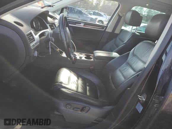 ✅ 2015 Volkswagen Touareg Sport • VIN: WVGEF9BP1FD003120 • Лот: 86053114. Опубликован ранее на Copart с пробегом 189 561 миль. Бесплатный доступ к архиву аукционных продаж из США и подробный отчёт об истории автомобиля на DreamBid. Изображение 7.