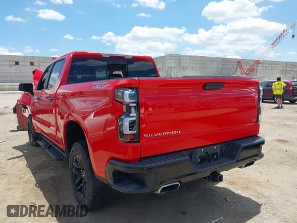 ✅ 2020 Chevrolet Silverado 1500 LT Trail Boss • VIN: 3GCPYFED0LG369527 • Lot: 42616327. Wystawiony na IAAI z przebiegiem 123 370 mil. Bezpłatny archiwum sprzedaży aukcyjnych z USA i szczegółowy raport historii pojazdu na DreamBid. Zdjęcie 3.