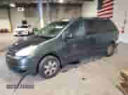2005 Toyota Sienna LE z VIN 5TDZA23C45S348443, wystawiony jako Copart lot #90807535 z przebiegiem 200 755 mil mil oraz Szkoda całkowita • Salvage title. Historia ofert i sprzedaży dostępna na DreamBid. Obrazek 1.