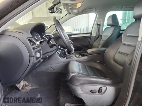 ✅ 2012 Volkswagen Touareg Lux • VIN: WVGEF9BP2CD007172 • Лот: 81962995. Опубликован ранее на Copart с пробегом 163 423 миль. Бесплатный доступ к архиву аукционных продаж из США и подробный отчёт об истории автомобиля на DreamBid. Изображение 7.