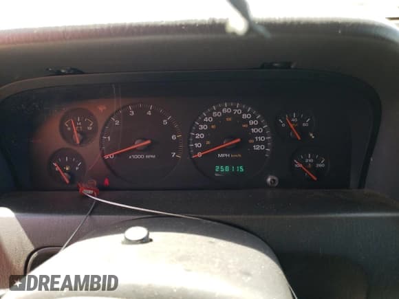 ✅ 2001 Jeep Grand Cherokee Laredo • VIN: 1J4GW48N21C505942 • Lot: 60498825. Listed on Copart with 258,115 mi. Free auction sales archive from the USA and detailed vehicle history report at DreamBid. Image 9.