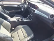 ✅ 2015 Mercedes-Benz C 250 • VIN: WDDGJ4HB7FG390528 • Lot: 42608653. Wystawiony na IAAI z przebiegiem 126 314 mil. Bezpłatny archiwum sprzedaży aukcyjnych z USA i szczegółowy raport historii pojazdu na DreamBid. Zdjęcie 5.