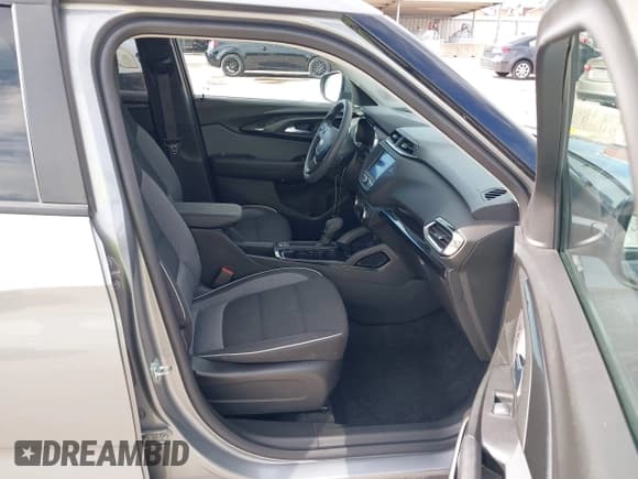 ✅ 2023 Chevrolet TrailBlazer LT • VIN: KL79MPS27PB178910 • Lot: 43258520. Wystawiony na IAAI z przebiegiem 21 811 mil. Bezpłatny archiwum sprzedaży aukcyjnych z USA i szczegółowy raport historii pojazdu na DreamBid. Zdjęcie 5.