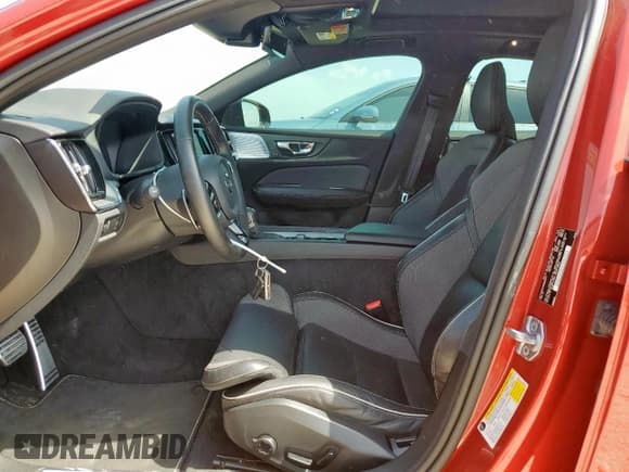 ✅ 2019 Volvo S60 R-Design • VIN: 7JRA22TM0KG002741 • Лот: 61425105. Опубликован ранее на Copart с пробегом 67 415 миль. Бесплатный доступ к архиву аукционных продаж из США и подробный отчёт об истории автомобиля на DreamBid. Изображение 7.