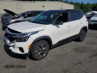 ✅ 2024 Kia Seltos S • VIN: KNDEUCAA6R7574027 • Lot: 58930065. Wystawiony na Copart z przebiegiem 22 770 mil. Bezpłatny archiwum sprzedaży aukcyjnych z USA i szczegółowy raport historii pojazdu na DreamBid. Zdjęcie 1.