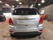 ✅ 2022 Chevrolet Trax LS • VIN: KL7CJNSMXNB555960 • Lot: 42563564. Wystawiony na IAAI z przebiegiem 28 553 mil. Bezpłatny archiwum sprzedaży aukcyjnych z USA i szczegółowy raport historii pojazdu na DreamBid. Zdjęcie 16.