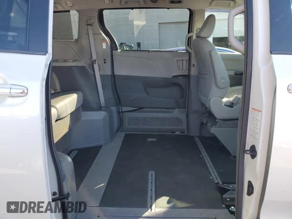✅ 2017 Toyota Sienna XLE Premium • VIN: 5TDYZ3DC1HS813967 • Lot: 86182145. Listed on Copart with 32,678 mi. Free auction sales archive from the USA and detailed vehicle history report at DreamBid. Image 11.
