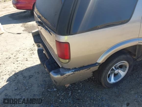 ✅ 2004 Chevrolet Blazer LS • VIN: 1GNCS13XX4K169093 • Lot: 43520737. Listed on IAAI with Not provided. Free auction sales archive from the USA and detailed vehicle history report at DreamBid. Image 12.