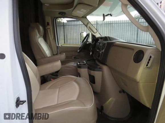 ✅ 2019 Ford Econoline Commercial • VIN: 1FDXE4FS4KDC17963 • Lot: 73017714. Wystawiony na Copart z przebiegiem 13 553 mil. Bezpłatny archiwum sprzedaży aukcyjnych z USA i szczegółowy raport historii pojazdu na DreamBid. Zdjęcie 5.