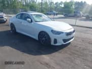 ✅ 2022 BMW 2 Series 230i • VIN: 3MW23CM0XN8C48827 • Lot: 42094046. Wystawiony na IAAI z przebiegiem 41 658 mil. Bezpłatny archiwum sprzedaży aukcyjnych z USA i szczegółowy raport historii pojazdu na DreamBid. Zdjęcie 1.