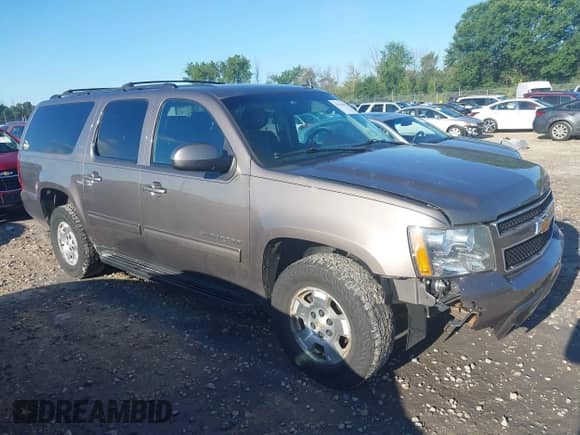 2014 Chevrolet Suburban LT z VIN 1GNSKJE76ER214080, wystawiony jako IAAI lot #42766041 z przebiegiem 204 832 mil mil oraz . Historia ofert i sprzedaży dostępna na DreamBid. Obrazek 1.