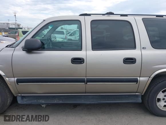 ✅ 2001 Chevrolet Suburban LT • VIN: 3GNEC16T21G248839 • Lot: 43263451. Wystawiony na IAAI z przebiegiem 238 937 mil. Bezpłatny archiwum sprzedaży aukcyjnych z USA i szczegółowy raport historii pojazdu na DreamBid. Zdjęcie 14.