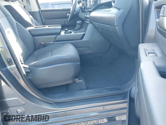 ✅ 2024 Toyota Tundra SR5 • VIN: 5TFLA5DB3RX229778 • Lot: 43539341. Wystawiony na IAAI z przebiegiem 14 874 mil. Bezpłatny archiwum sprzedaży aukcyjnych z USA i szczegółowy raport historii pojazdu na DreamBid. Zdjęcie 5.