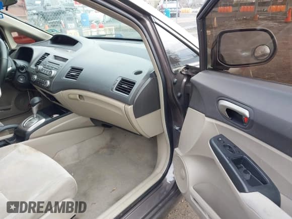 ✅ 2010 Honda Civic LX • VIN: 2HGFA1F51AH576405 • Lot: 43687604. Wystawiony na IAAI z przebiegiem 183 704 mil. Bezpłatny archiwum sprzedaży aukcyjnych z USA i szczegółowy raport historii pojazdu na DreamBid. Zdjęcie 5.