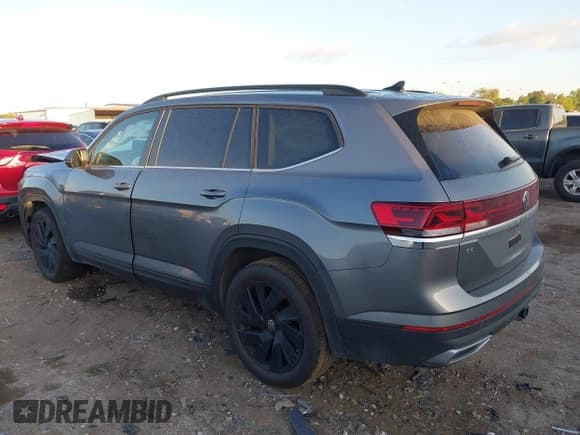 ✅ 2024 Volkswagen Atlas SE • VIN: 1V2WR2CA9RC550260 • Lot: 43268897. Listed on IAAI with 30,052 mi. Free auction sales archive from the USA and detailed vehicle history report at DreamBid. Image 3.