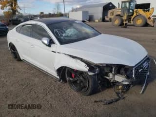 ✅ 2019 Audi RS 5 Sportback • VIN: WUACWCF53KA900374 • Lot: 64945842. Wystawiony na Copart z przebiegiem 54 503 mil. Bezpłatny archiwum sprzedaży aukcyjnych z USA i szczegółowy raport historii pojazdu na DreamBid. Zdjęcie 1.