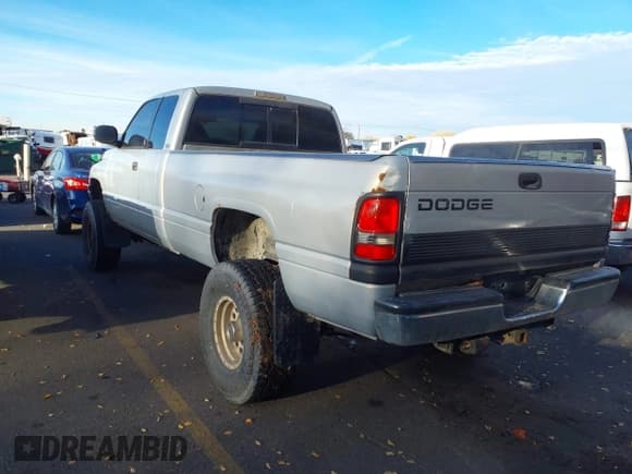 ✅ 2000 Dodge 2500 • VIN: 1B7KF23W7YJ142869 • Lot: 43682072. Wystawiony na IAAI z przebiegiem 195 506 mil. Bezpłatny archiwum sprzedaży aukcyjnych z USA i szczegółowy raport historii pojazdu na DreamBid. Zdjęcie 3.