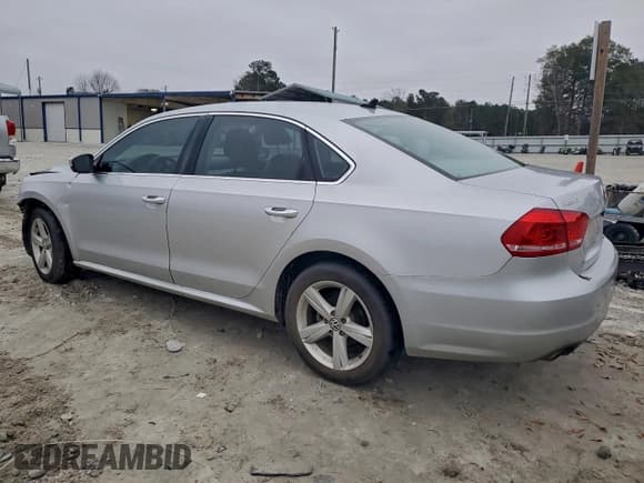 ✅ 2013 Volkswagen Passat SE • VIN: 1VWBN7A39DC019188 • Лот: 95533805. Опубликован ранее на Copart с пробегом 139 575 миль. Бесплатный доступ к архиву аукционных продаж из США и подробный отчёт об истории автомобиля на DreamBid. Изображение 2.