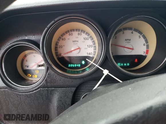 ✅ 2010 Dodge Challenger SE • VIN: 2B3CJ4DV4AH166608 • Lot: 86160144. Wystawiony na Copart z przebiegiem 226 948 mil. Bezpłatny archiwum sprzedaży aukcyjnych z USA i szczegółowy raport historii pojazdu na DreamBid. Zdjęcie 9.