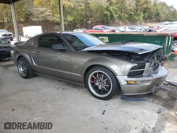 ✅ 2005 Ford Mustang GT Deluxe • VIN: 1ZVHT82H055109321 • Лот: 87310015. Опубликован ранее на Copart с пробегом Не указан. Бесплатный доступ к архиву аукционных продаж из США и подробный отчёт об истории автомобиля на DreamBid. Изображение 4.