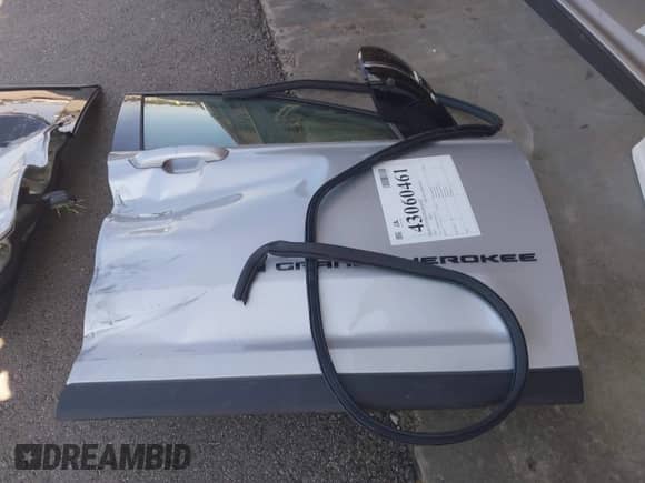 2025 Jeep Grand Cherokee Limited with VIN 1C4RJJBG5S8672323, listed as a IAAI auction lot 43060461 with 4,805 mi miles and . Bid and sale history available at DreamBid. Image 18.