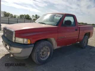 1999 Dodge 1500 z VIN 1B7HC16X9XS320291, wystawiony jako Copart lot #80873084 z przebiegiem 142 834 mil mil oraz Czysty tytuł • Clean title. Historia ofert i sprzedaży dostępna na DreamBid. Obrazek 1.