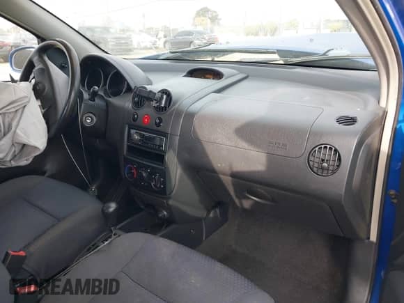 2006 Chevrolet Aveo LS z VIN KL1TD56696B543863, wystawiony jako IAAI lot #41446969 z przebiegiem 222 866 mil mil oraz . Historia ofert i sprzedaży dostępna na DreamBid. Obrazek 5.