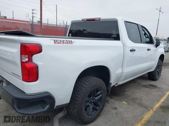 ✅ 2023 Chevrolet Silverado 1500 Custom Trail Boss • VIN: 3GCPDCEK7PG279547 • Lot: 41872652. Wystawiony na IAAI z przebiegiem 17 677 mil. Bezpłatny archiwum sprzedaży aukcyjnych z USA i szczegółowy raport historii pojazdu na DreamBid. Zdjęcie 13.