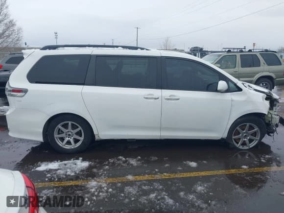 ✅ 2015 Toyota Sienna SE • VIN: 5TDXK3DC5FS583833 • Lot: 41577726. Listed on IAAI with 143,965 mi. Free auction sales archive from the USA and detailed vehicle history report at DreamBid. Image 14.