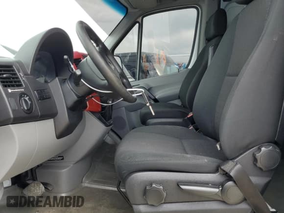 ✅ 2018 Mercedes-Benz Sprinter Cargo Worker • VIN: WD3PE8CD9JP601035 • Lot: 56534565. Listed on Copart with 390,212 mi. Free auction sales archive from the USA and detailed vehicle history report at DreamBid. Image 7.