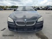 ✅ 2015 BMW 6 Series 650i • VIN: WBA6B2C5XFD130082 • Lot: 58449885. Wystawiony na Copart z przebiegiem Nie podano. Bezpłatny archiwum sprzedaży aukcyjnych z USA i szczegółowy raport historii pojazdu na DreamBid. Zdjęcie 5.