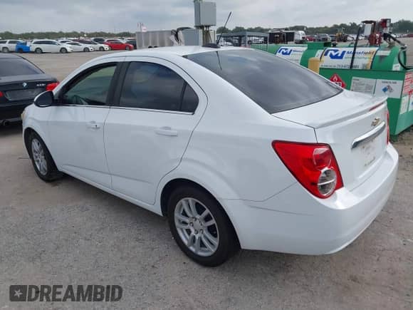 2016 Chevrolet Sonic LT z VIN 1G1JC5SH3G4170585, wystawiony jako IAAI lot #43558825 z przebiegiem 120 641 mil mil oraz . Historia ofert i sprzedaży dostępna na DreamBid. Obrazek 3.