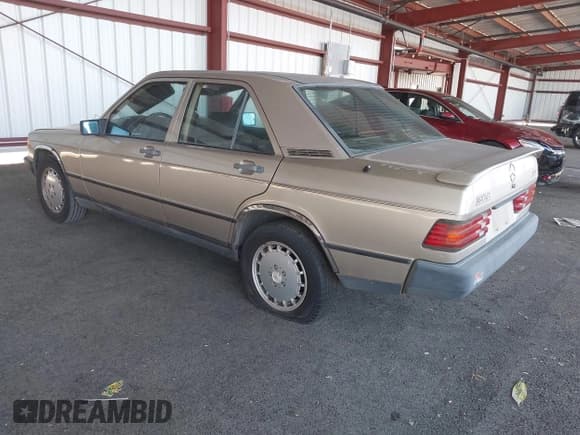 ✅ 1988 Mercedes-Benz 190 • VIN: WDBDA28D6JF409683 • Лот: 43101108. Опубликован ранее на IAAI с пробегом 179 668 миль. Бесплатный доступ к архиву аукционных продаж из США и подробный отчёт об истории автомобиля на DreamBid. Изображение 3.