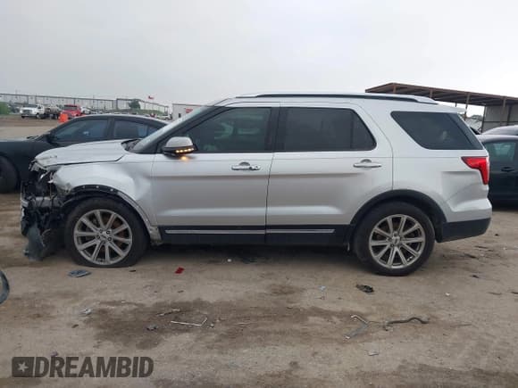 ✅ 2016 Ford Explorer Limited • VIN: 1FM5K7F8XGGD03225 • Lot: 42282703. Wystawiony na IAAI z przebiegiem 121 637 mil. Bezpłatny archiwum sprzedaży aukcyjnych z USA i szczegółowy raport historii pojazdu na DreamBid. Zdjęcie 14.