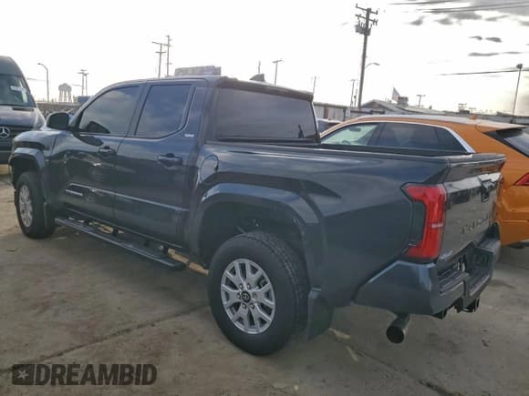 ✅ 2025 Toyota Tacoma SR5 • VIN: 3TMLB5JN9SM125531 • Lot: 94827635. Wystawiony na Copart z przebiegiem 6 018 mil. Bezpłatny archiwum sprzedaży aukcyjnych z USA i szczegółowy raport historii pojazdu na DreamBid. Zdjęcie 2.