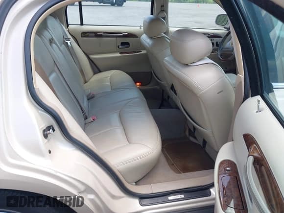 ✅ 2001 Lincoln Town Car Cartier • VIN: 1LNHM83W81Y688740 • Лот: 42526475. Опубликован ранее на IAAI с пробегом 256 179 миль. Бесплатный доступ к архиву аукционных продаж из США и подробный отчёт об истории автомобиля на DreamBid. Изображение 8.