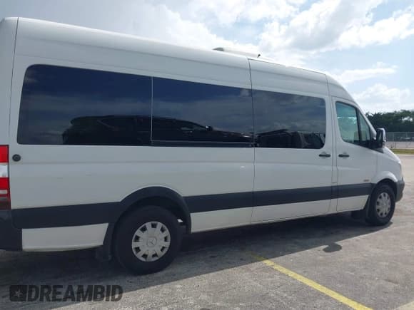✅ 2015 Mercedes-Benz Sprinter • VIN: WDZPE8DC7F5978980 • Lot: 43098731. Wystawiony na IAAI z przebiegiem 240 532 mil. Bezpłatny archiwum sprzedaży aukcyjnych z USA i szczegółowy raport historii pojazdu na DreamBid. Zdjęcie 13.