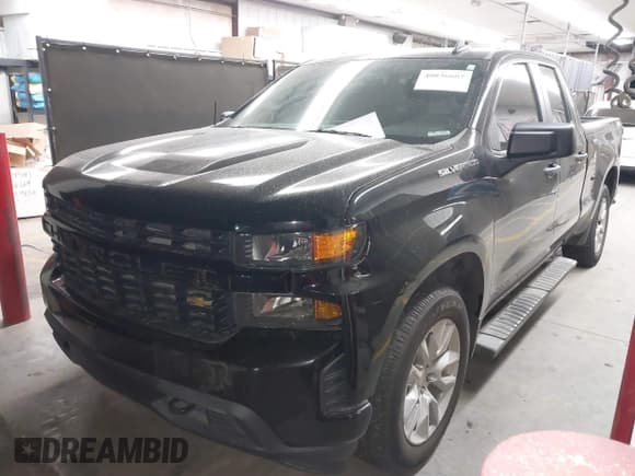 ✅ 2020 Chevrolet Silverado 1500 Custom • VIN: 1GCRWBEF0LZ247758 • Lot: 40836607. Wystawiony na IAAI z przebiegiem 83 727 mil. Bezpłatny archiwum sprzedaży aukcyjnych z USA i szczegółowy raport historii pojazdu na DreamBid. Zdjęcie 2.