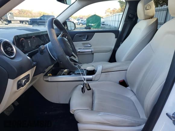 ✅ 2021 Mercedes-Benz GLB 250 • VIN: W1N4M4HB0MW096792 • Lot: 89812175. Wystawiony na Copart z przebiegiem 88 721 mil. Bezpłatny archiwum sprzedaży aukcyjnych z USA i szczegółowy raport historii pojazdu na DreamBid. Zdjęcie 7.