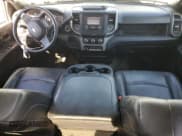 ✅ 2024 Ram 3500 Tradesman • VIN: 3C63RPGL8RG297594 • Lot: 81847544. Wystawiony na Copart z przebiegiem 20 916 mil. Bezpłatny archiwum sprzedaży aukcyjnych z USA i szczegółowy raport historii pojazdu na DreamBid. Zdjęcie 8.