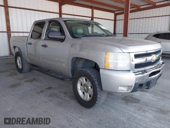 ✅ 2010 Chevrolet Silverado 1500 LT • VIN: 3GCRKSE31AG258718 • Лот: 42061306. Опубликован ранее на IAAI с пробегом 220 656 миль. Бесплатный доступ к архиву аукционных продаж из США и подробный отчёт об истории автомобиля на DreamBid. Изображение 1.