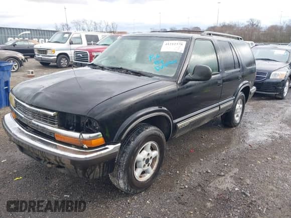 1998 Chevrolet Blazer LT with VIN 1GNDT13W1W2174436, listed as a IAAI auction lot 41212378 with Not provided miles and . Bid and sale history available at DreamBid. Image 2.
