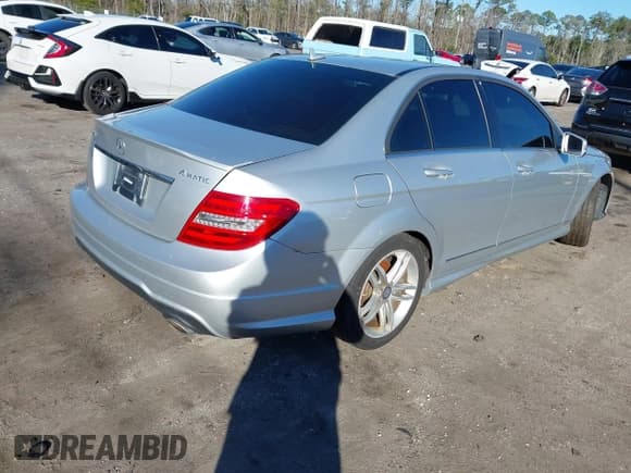 ✅ 2013 Mercedes-Benz C 300 Sport • VIN: WDDGF8AB2DG129176 • Lot: 41354986. Wystawiony na IAAI z przebiegiem 109 453 mil. Bezpłatny archiwum sprzedaży aukcyjnych z USA i szczegółowy raport historii pojazdu na DreamBid. Zdjęcie 4.