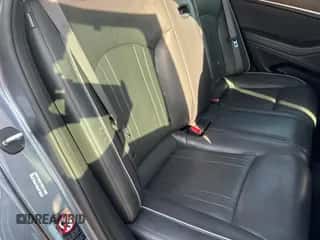 2015 Hyundai Genesis 5.0L z VIN KMHGN4JFXFU030324, wystawiony jako Copart lot #79303304 z przebiegiem 130 732 mil mil oraz Czysty tytuł • Clean title. Historia ofert i sprzedaży dostępna na DreamBid. Obrazek 6.