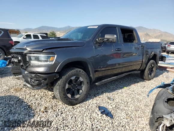 2020 Ram 1500 Rebel z VIN 1C6SRFLM5LN231149, wystawiony jako Copart lot #63299045 z przebiegiem 142 864 mil mil oraz Szkoda całkowita • Salvage title. Historia ofert i sprzedaży dostępna na DreamBid. Obrazek 1.