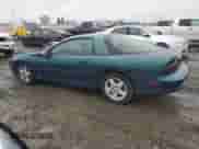 1997 Chevrolet Camaro z VIN 2G1FP22K2V2137195, wystawiony jako Copart lot #46000735 z przebiegiem 96 313 mil mil oraz Czysty tytuł • Clean title. Historia ofert i sprzedaży dostępna na DreamBid. Obrazek 2.