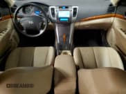 ✅ 2009 Hyundai Sonata Limited • VIN: 5NPEU46C79H520263 • Лот: 76325784. Опубликован ранее на Copart с пробегом 57 210 миль. Бесплатный доступ к архиву аукционных продаж из США и подробный отчёт об истории автомобиля на DreamBid. Изображение 8.