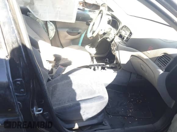 2009 Hyundai Accent Auto GLS z VIN KMHCN46C19U370026, wystawiony jako Copart lot #70909874 z przebiegiem Nie podano mil oraz Nie do naprawy • Non repairable. Historia ofert i sprzedaży dostępna na DreamBid. Obrazek 7.